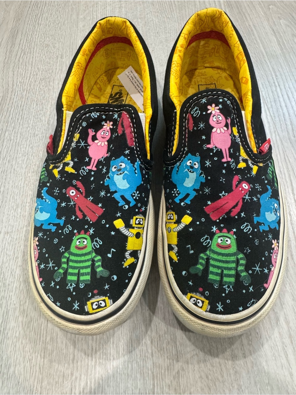 GUC Vans x Yo Gabba Gabba | Off the Wall Classic Slip On Sneakers | Size 2.5Y